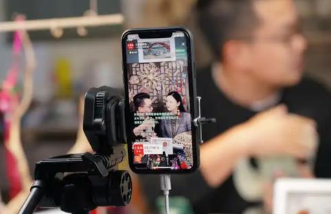 在抖音开直播上热门好,还是自然作品上热门好? - 美迪教育