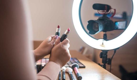 初学者怎样做直播？掌握这三个方法就能稳开播 - 美迪电商