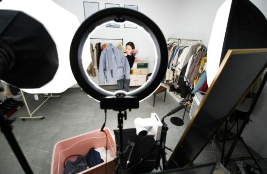 个人如何做抖音直播带货？新手必看攻略！ - 美迪电商教育