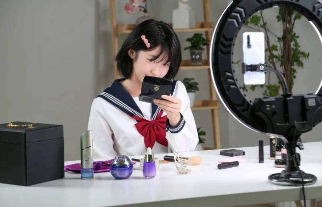 深圳哪里有直播学校？这家实力不错的机构推荐给你！ - 美迪电商教育